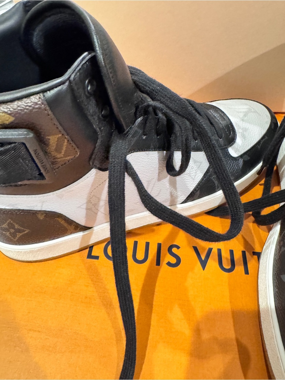 LOUIS VUITTON
Calfskin Monogram Mens Rivoli High Top Sneakers - Picture 5 of 9